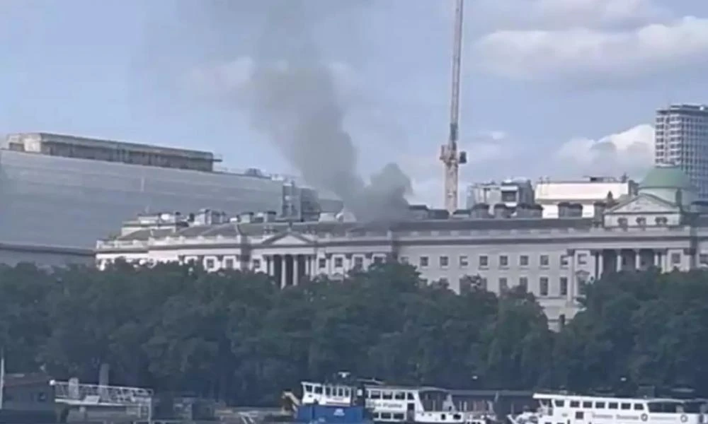 Φωτιά στο Λονδίνο στο Somerset House - Ισχυρές δυνάμεις στο σημείο